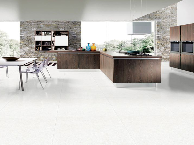 Phòng bếp hiện đại được thực hiện phương án chọn gạch lát nền nhà theo phong thuỷ