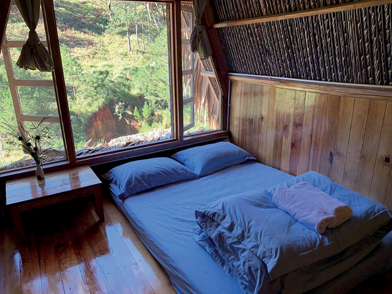 Phòng ngủ sử dụng cửa kính lớn tạo cảm giác gần gũi với thiên nhiên