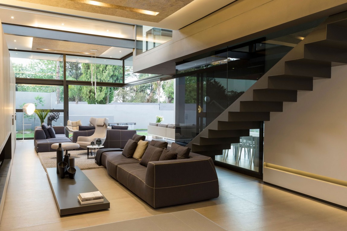 Bộ ghế sofa cùng tone màu ghi xám với bậc cầu thang tạo sự hài hòa trong tổng thể nội thất nhà biệt thự hiện đại đẹp