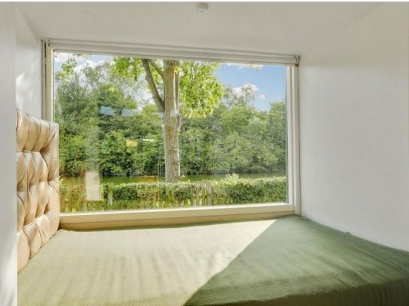 Phòng ngủ có cửa sổ lớn tầm nhìn hướng ra sông