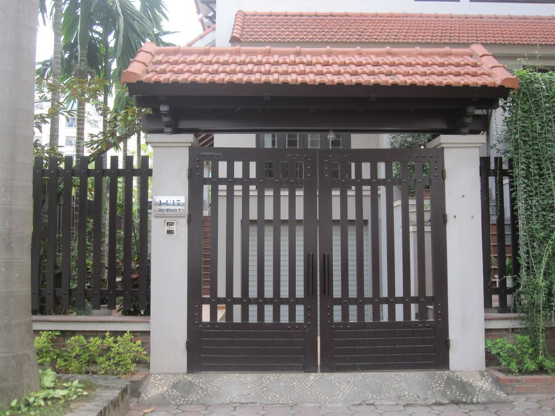 cổng nhà 2 tầng đơn giản làm từ sắt hộp