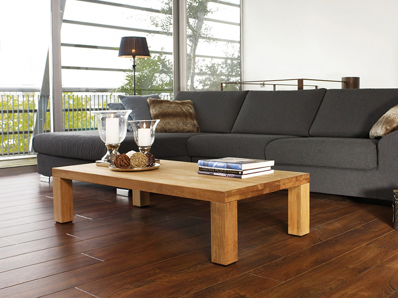 Sử dụng sàn nhà lát gạch giả gỗ cùng đồ nội thất làm nên khu vực tiếp khách mới lạ