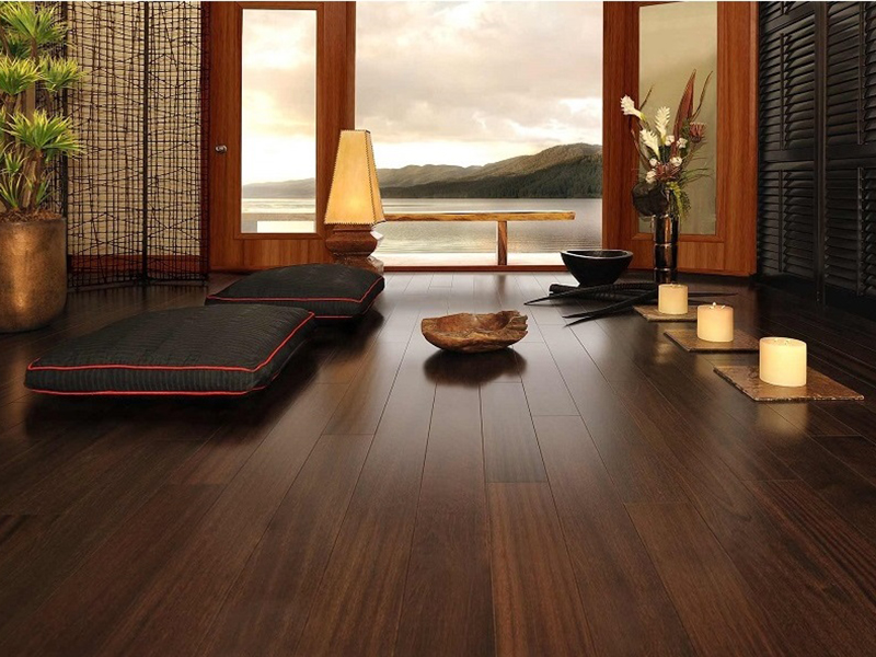 Sử dụng sàn nhà lát gạch giả gỗ kết hợp với cách trang trí làm nên không gian huyền bí