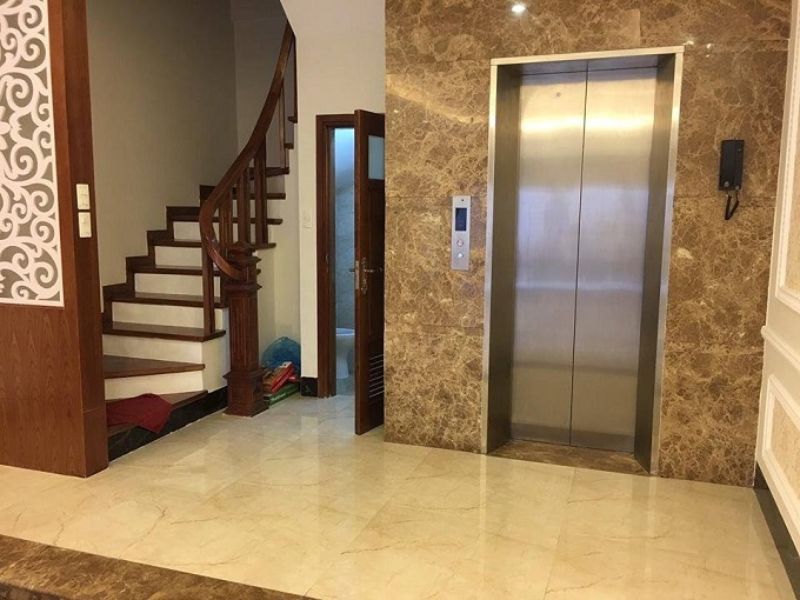 Vị trí đặt thang máy ở sát tường góc nhà