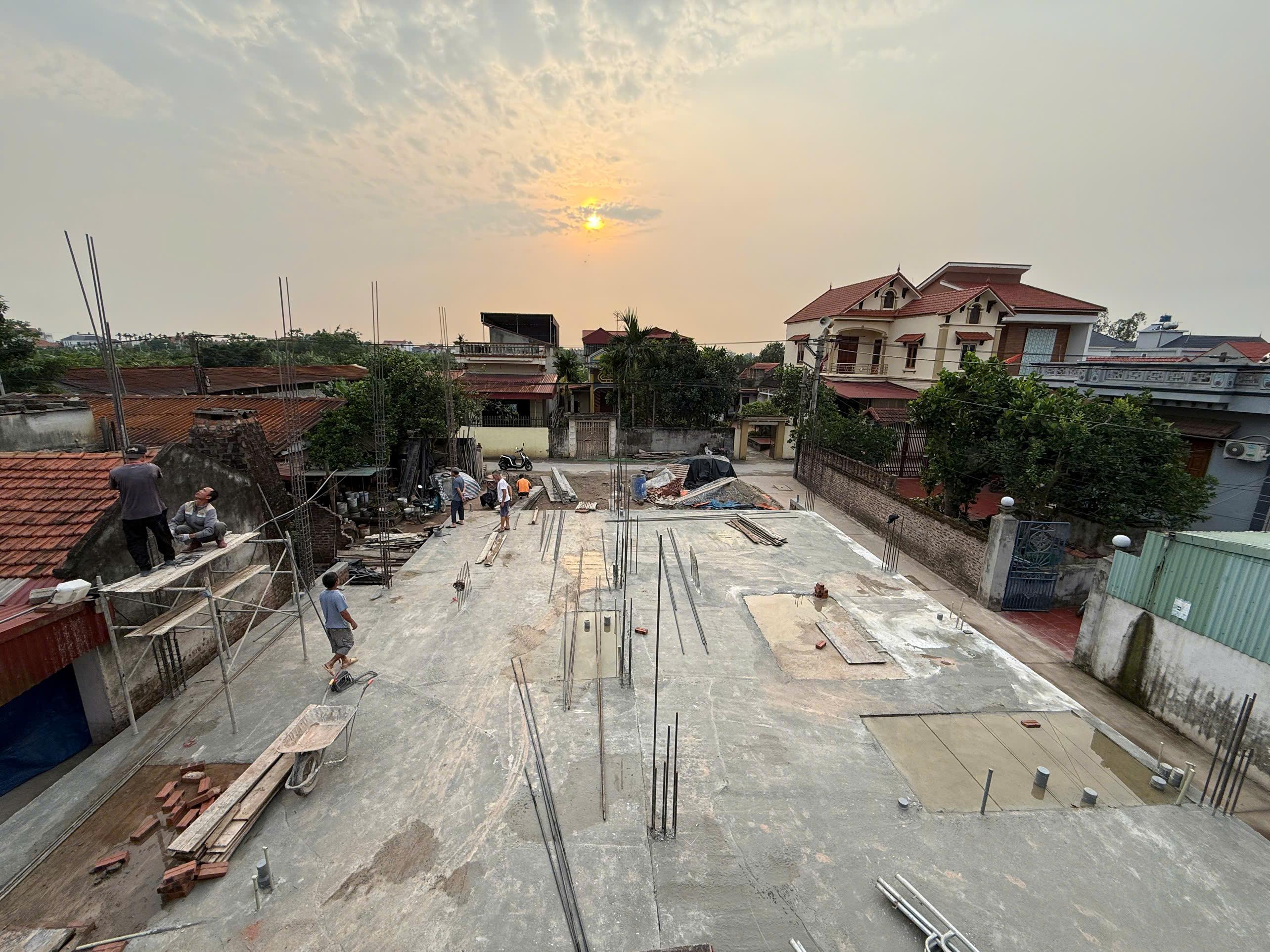 xây nhà 2 tầng cần bao nhiêu sắt thép