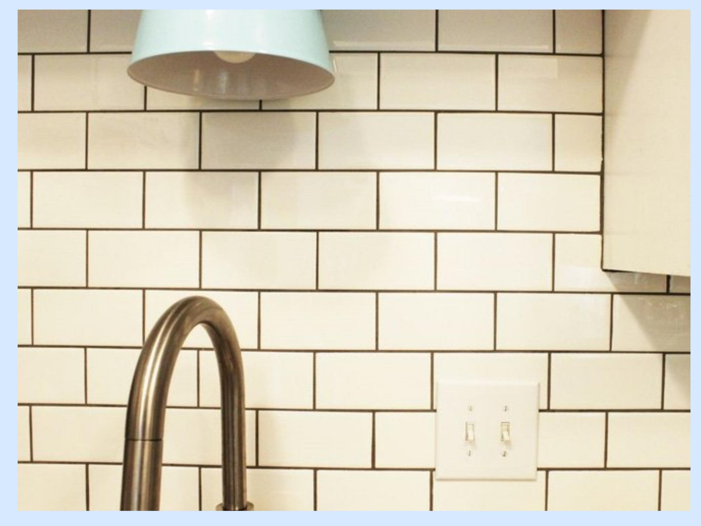 Ốp gạch tại tường bếp dễ bám bẩn khó vệ sinh do đặc điểm từng loại gạch