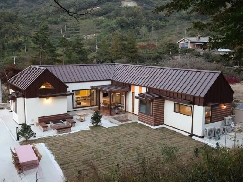 Tham khảo mẫu nhà 5 gian chữ U đơn giản với gam màu trắng chủ đạo tôn vẻ đẹp sang trọng, thanh lịch