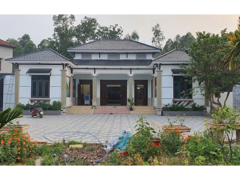 Mẫu nhà 5 gian chữ U được hoàn thiện với vẻ ngoài sang trọng, đường nét thiết kế nhẹ nhàng, thanh thoát