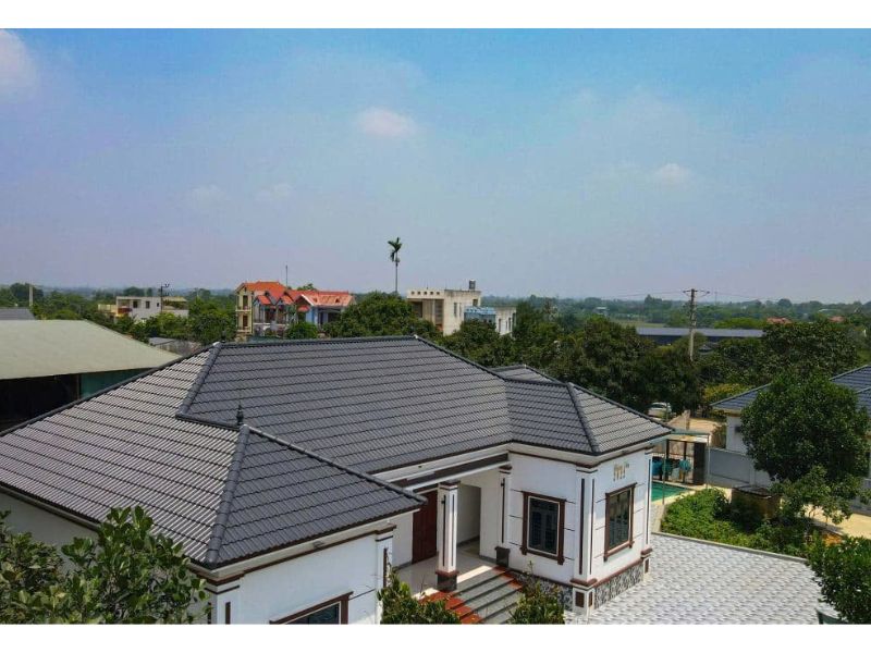  Mẫu nhà 5 gian chữ U mái Nhật màu xanh ghi trẻ trung và sân nhà rộng rãi, tiện lợi cho trẻ nhỏ vui chơi và đỗ xe ô tô