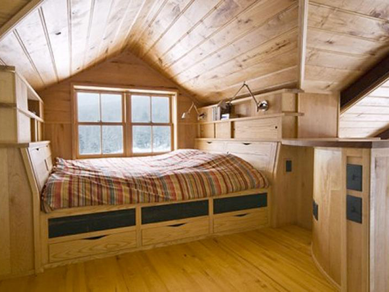 Thiết kế tầng gác mái thành phòng ngủ gỗ ấm áp
