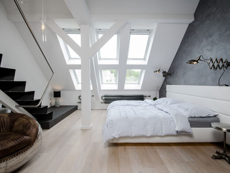 Thiết kế tầng gác mái thành phòng ngủ đen và trắng