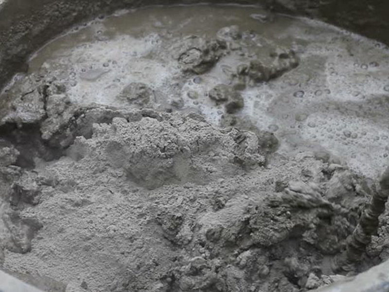 Sử dụng vữa gồm xi măng già và cát mịn để xử lý tường nhà bị nứt ngang