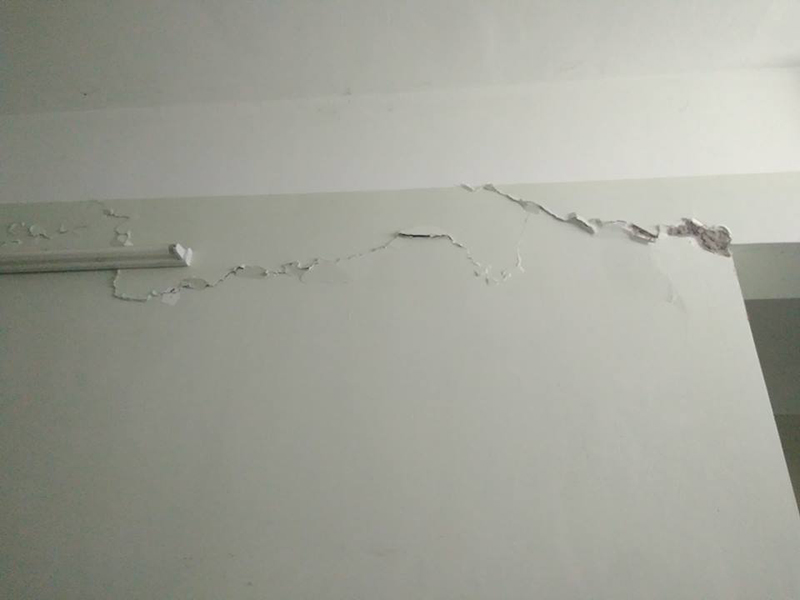 Tường nhà bị nứt ngang ảnh hưởng từ quá trình sơn trát