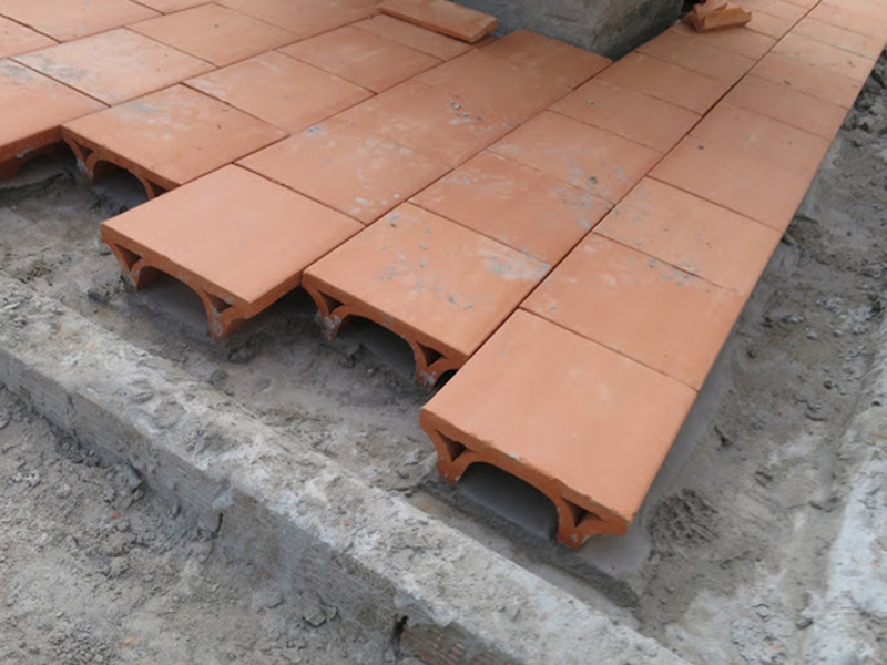 Cách chống nóng mái nhà bê tông thứ nhất: Lát gạch chống nóng trên bề mặt mái