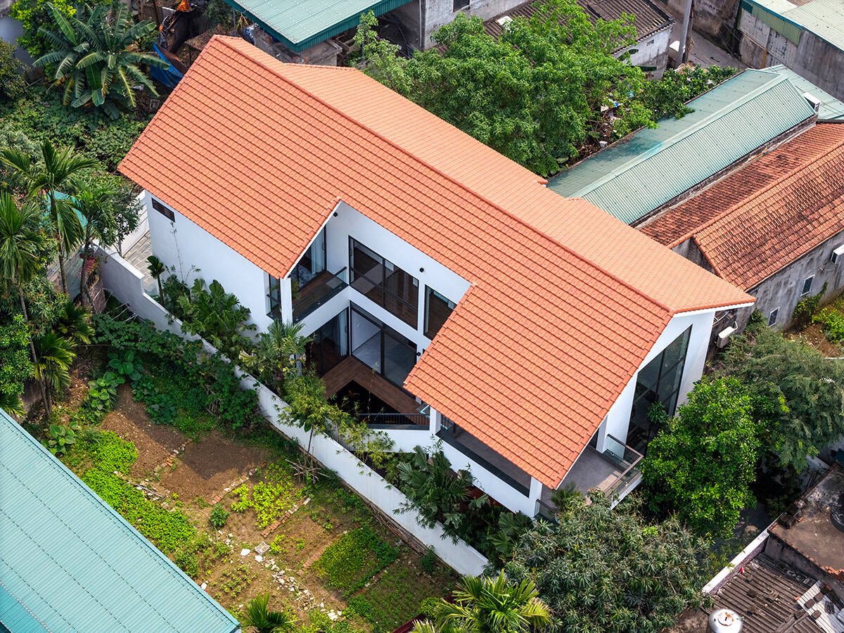 Thiết kế nhà 2 tầng mái ngói hiện đại