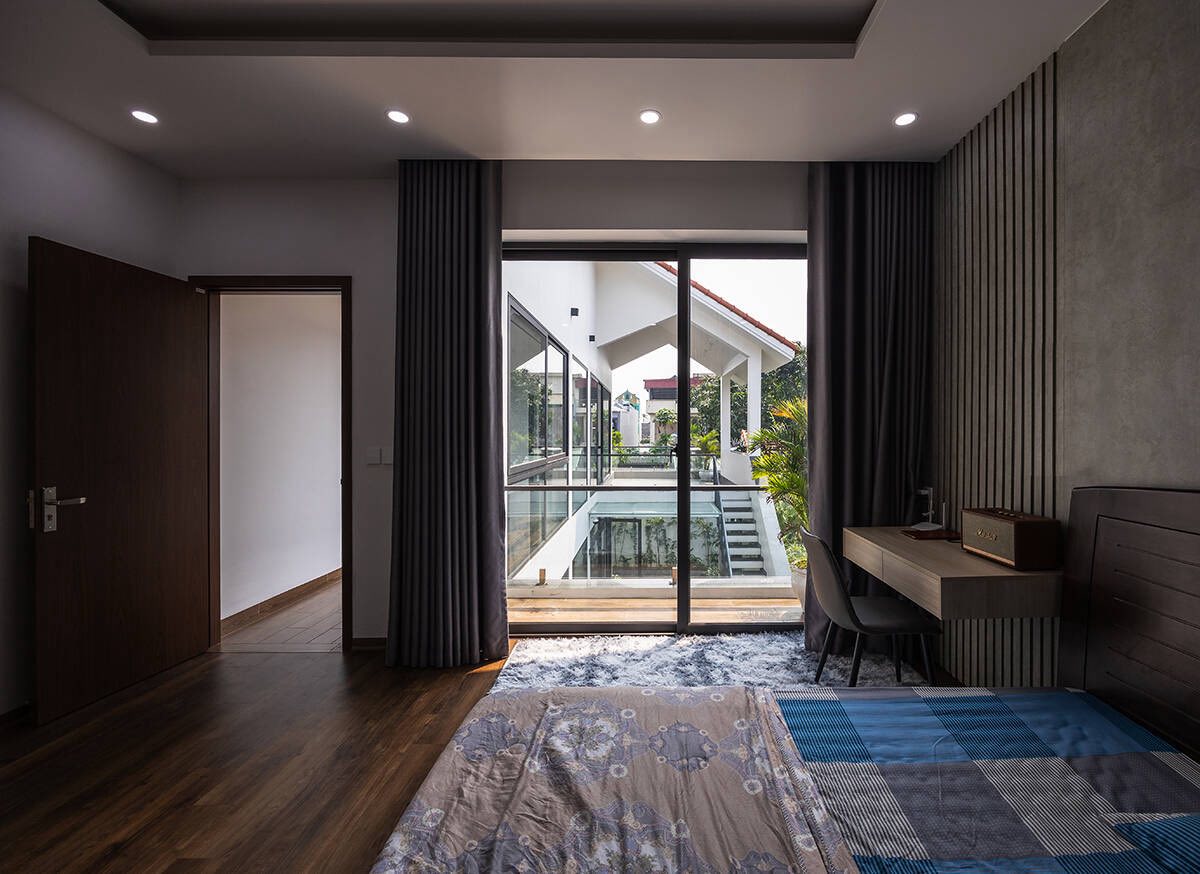 Phòng ngủ của nhà 2 tầng mái ngói hiện đại trang trí tối giản nhưng tinh tế