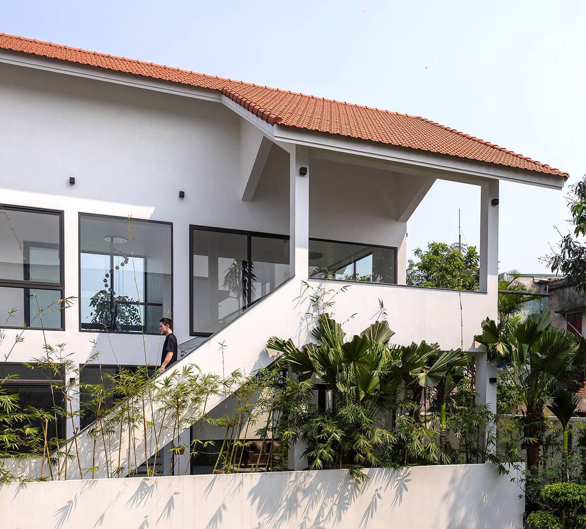 Không gian mở thoáng đãng của mẫu nhà 2 tầng mái ngói hiện đại