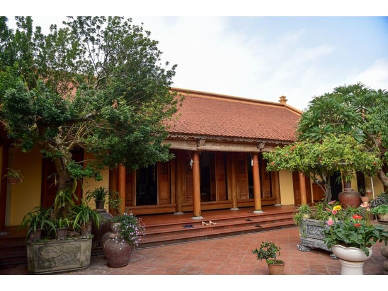 Thiết kế nhà 5 gian với trụ cột gỗ kiên cố 