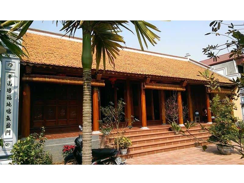 Sảnh hiên rộng lát gạch đỏ mộc mạc, thân thuộc 