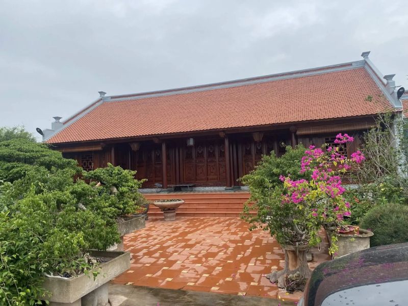 Thiết kế nhà mái ngói Bắc Bộ với sảnh hiên rộng và thoáng 