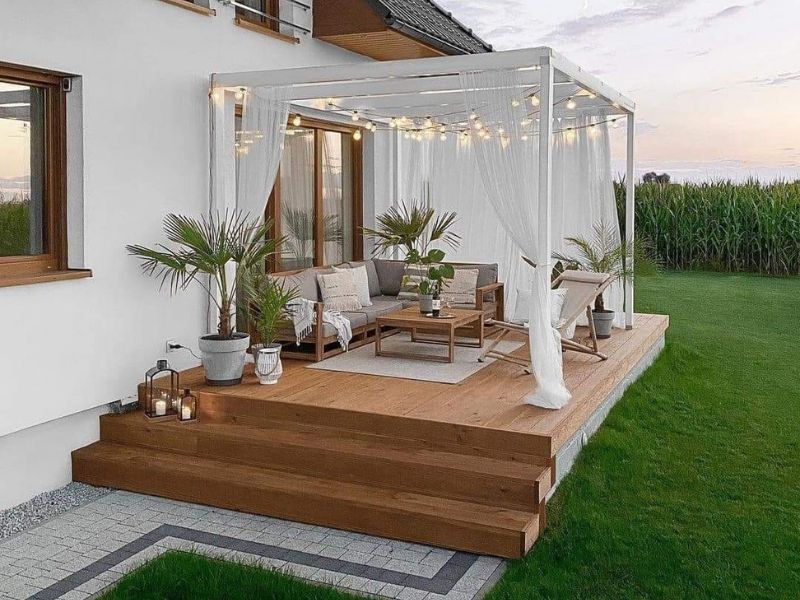 Khu vực phòng khách ngoài trời được làm từ vật liệu gỗ đơn giản và đẹp