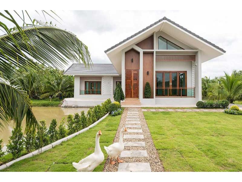 Nhà chữ L mái thái có sân vườn rộng
