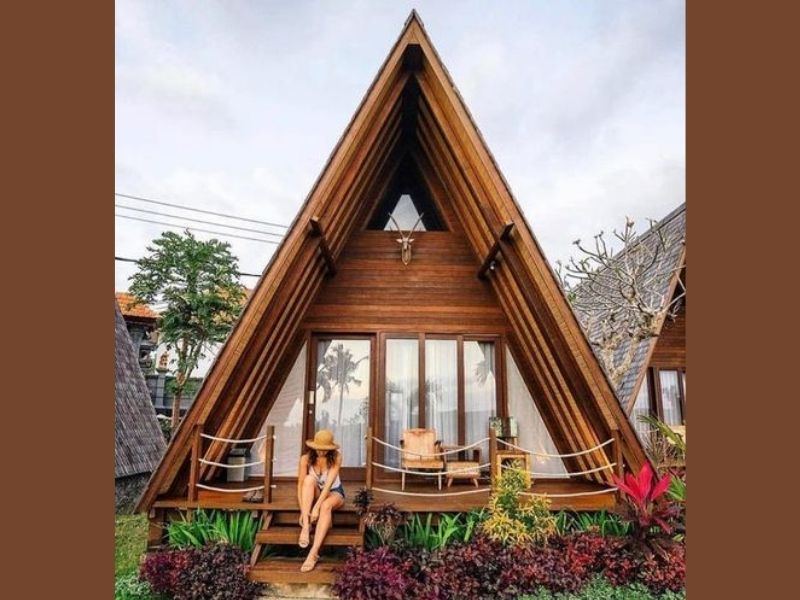 Nhà gỗ mái tam giác với cửa kính là mẫu bungalow rất phổ biến ở các homestay