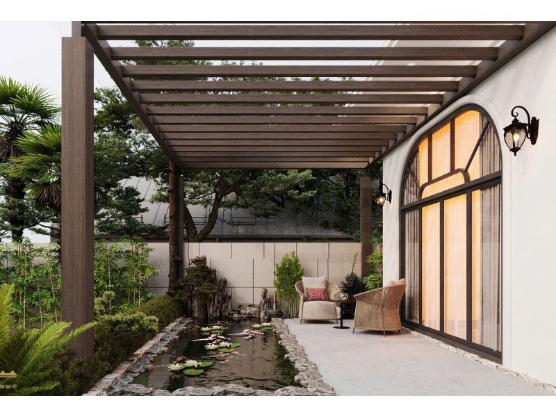 Thiết kế pergola đua ra ở phần sảnh hiên kết hợp tiểu cảnh hồ cá tạo nên góc giải trí nhỏ cho gia đình