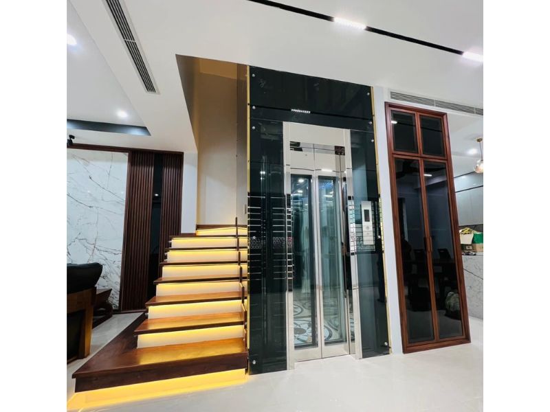 Thiết kế thang máy ở cạnh cầu thang nhà 5x15m giúp tận dụng được khu vực giếng trời thoáng đãng, sáng sủa