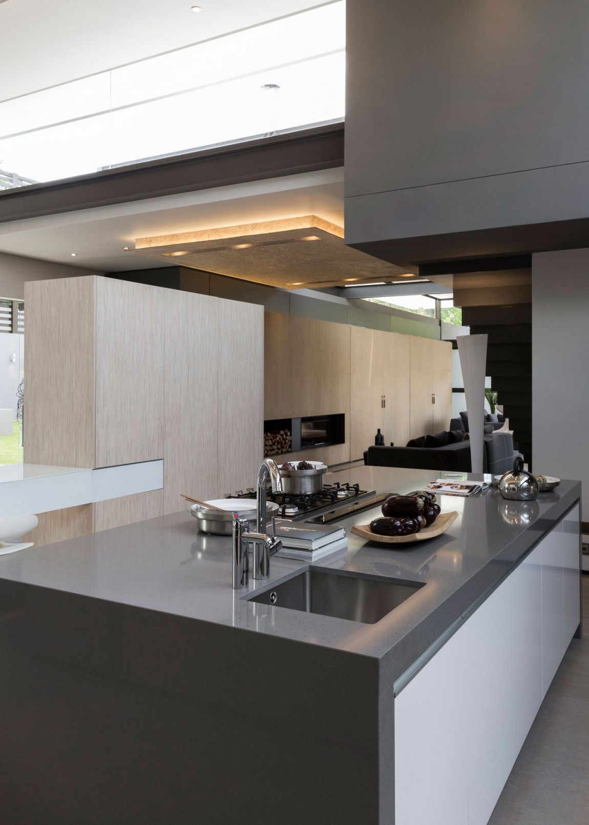 Không gian nhà bếp của biệt thự phong cách hiện đại đầy đủ tiện nghi và sạch đẹp