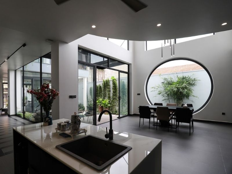 Mẫu biệt thự sân vườn 500m2 2 tầng hiện đại sử dụng gam màu trung tính tôn lên vẻ nhã nhặn, hiện đại, sang trọng
