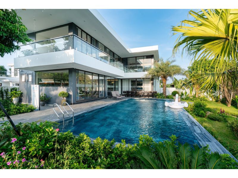 Bể bơi rộng lớn tăng sự bề thế của mẫu nhà vườn 1500m2