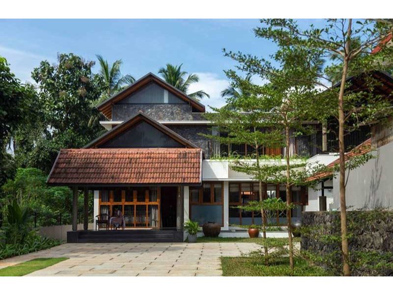 Kiến trúc nhà 2 tầng mái ngói độc đáo