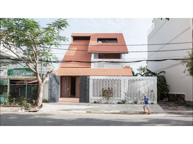 Nhà mái ngói truyền thống với nhiều lớp xếp chồng