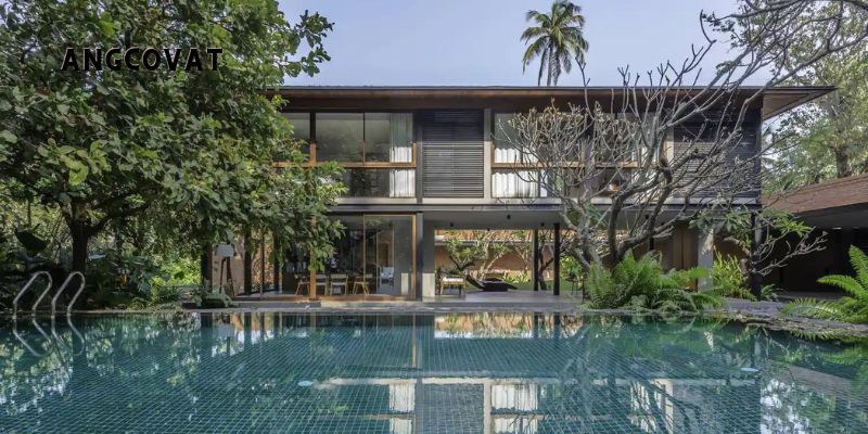 Căn nhà vườn 170m2 có bể bơi kiểu dáng thiết kế sang trọng được bao quảnh ngập tràn cây xanh.