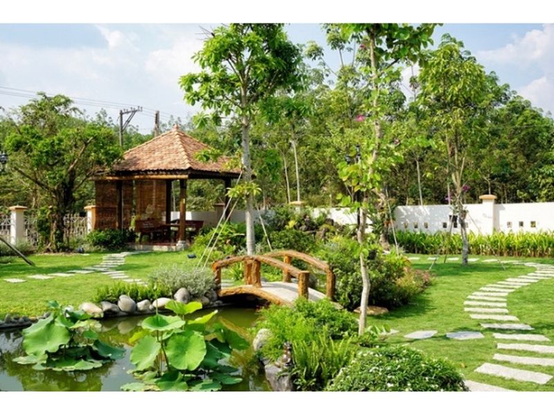 Thiết kế sân vườn được bày biện bố trí tiểu cảnh, thác nước, hồ nuôi cá cảnh, chòi nghỉ…