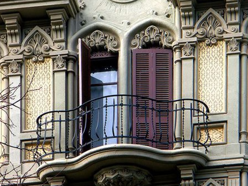 xây biệt thự có mẫu cửa sổ cổ điển