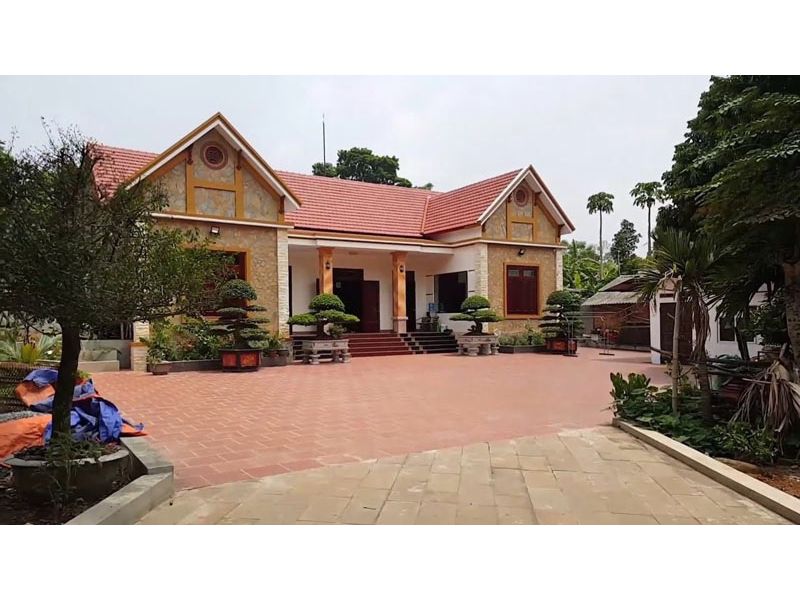 Nhà chữ U mái thái đỏ độc đáo