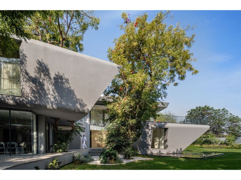 Nhà vườn 2 tầng xây dựng trên khoảng đất méo rộng 2000m2