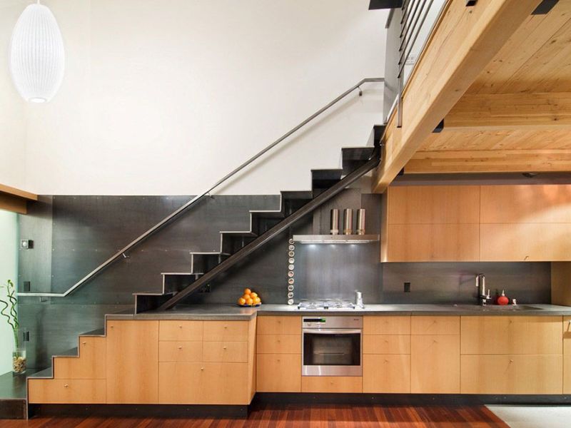 Tận dụng gầm cầu thang thiết kế bếp tích kiệm diện tích