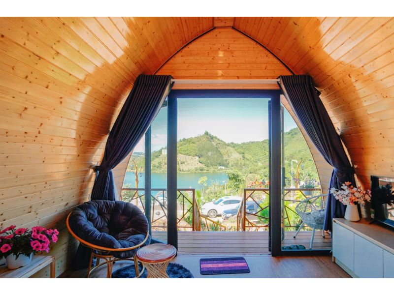 Không gian nội thất thiết kế mở với cửa kính lớn