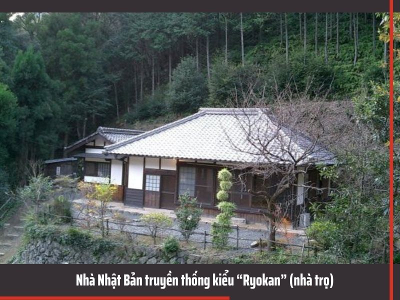 Mẫu 05: Nhà Nhật Bản truyền thống kiểu “Ryokan” (nhà trọ)  nằm trên sườn đồi, bao quanh nhà là khung gỗ tự nhiên, mái nhà lợp ngói trắng đặc trưng.
