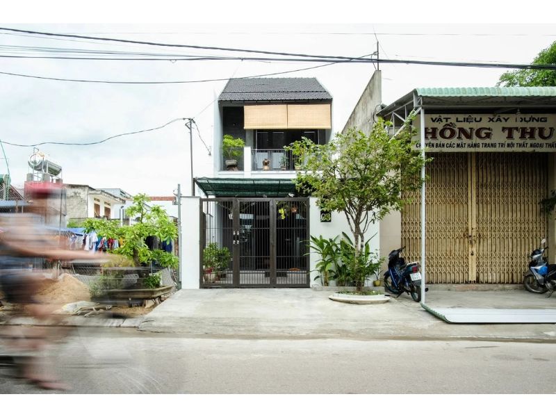 Nhà phố 2 tầng có sân vườn rộng