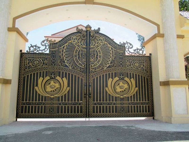 cổng biệt thự lâu đài bằng sắt tinh xảo