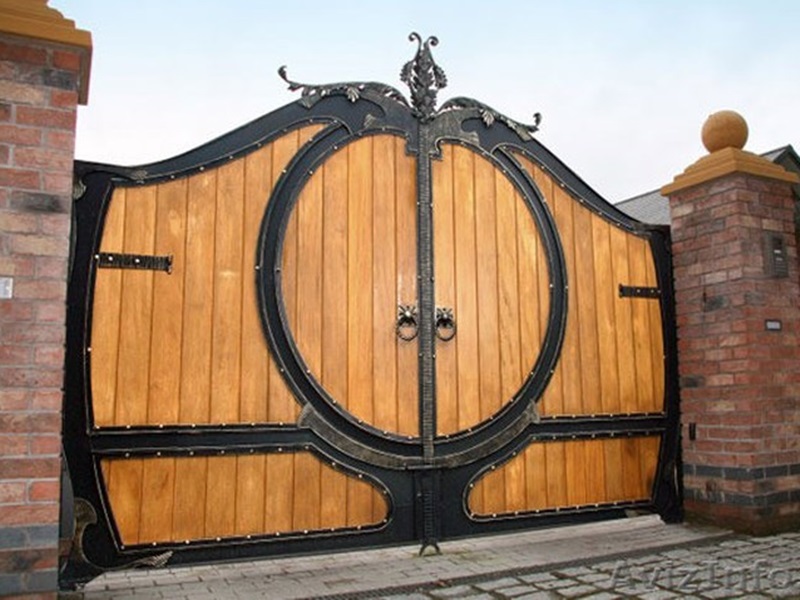 cổng lâu đài biệt thự bằng gỗ kết hợp sắt