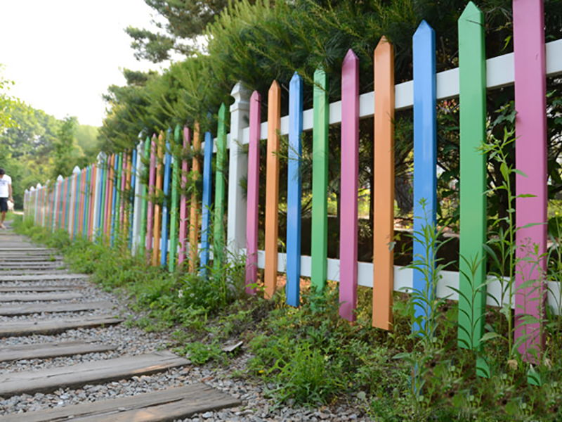 mẫu thiết kế hàng rào đẹp đa sắc màu