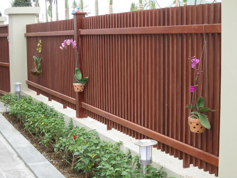 mẫu thiết kế hàng rào đẹp kiểu bê tông giả gỗ