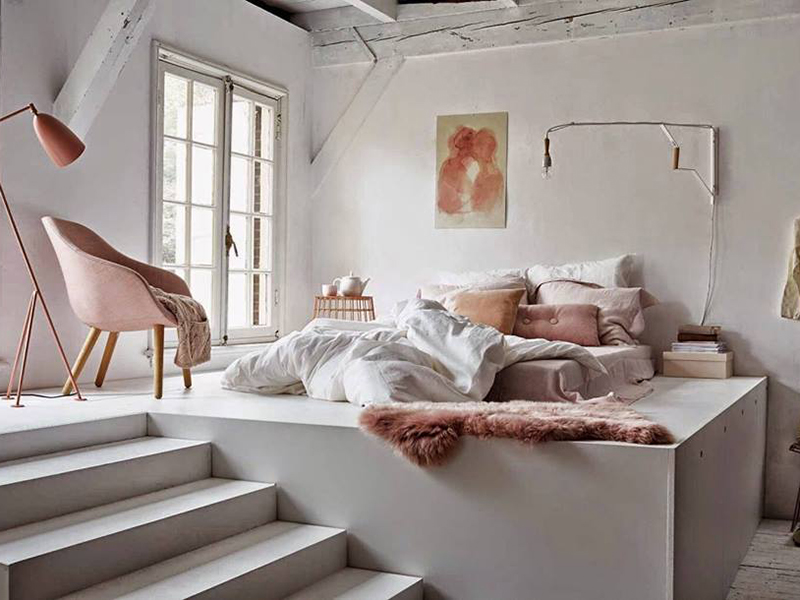 thiết kế phòng ngủ không cần giường với cầu thang phụ