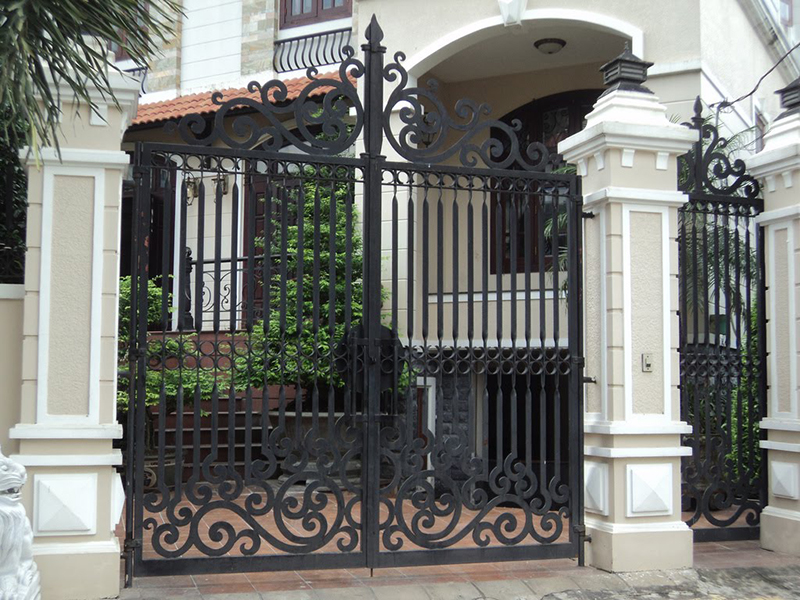 thiết kế cổng nhà 2 tầng đơn giản với nguyên liệu từ sắt