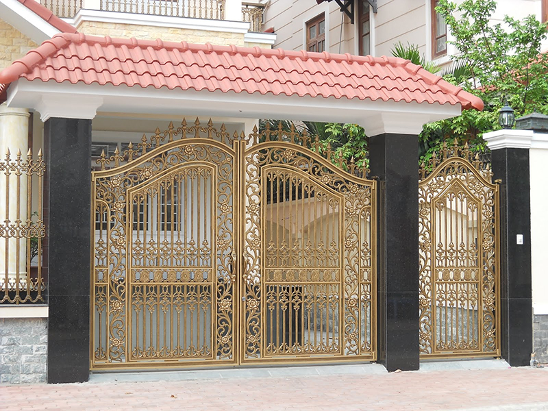 cổng nhà 2 tầng đơn giản màu vàng từ nhôm đúc